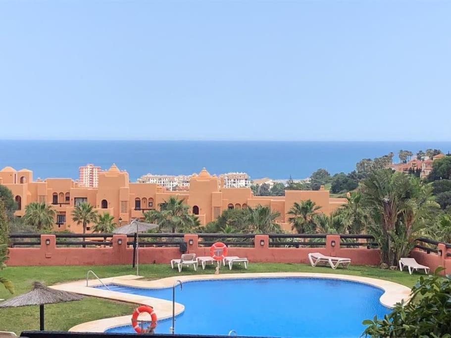 Bazén v ubytování Duquesa 2 bed apt sleeps 6 overlooking pool with magnificent sea views nebo v jeho okolí