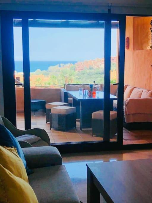 Posezení v ubytování Duquesa 2 bed apt sleeps 6 overlooking pool with magnificent sea views