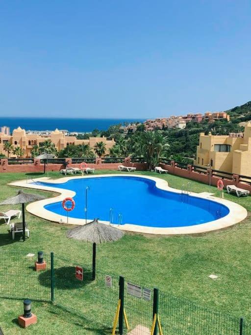 Bazén v ubytování Duquesa 2 bed apt sleeps 6 overlooking pool with magnificent sea views nebo v jeho okolí