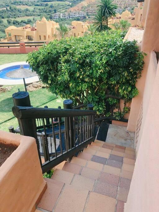 Balkón nebo terasa v ubytování Duquesa 2 bed apt sleeps 6 overlooking pool with magnificent sea views