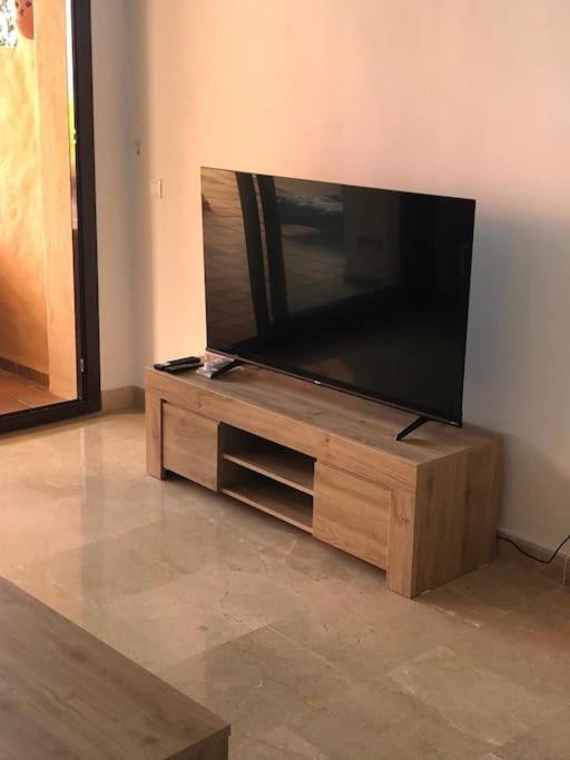 TV a/nebo společenská místnost v ubytování Duquesa 2 bed apt sleeps 6 overlooking pool with magnificent sea views