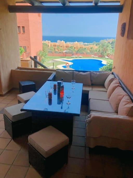 Bazén v ubytování Duquesa 2 bed apt sleeps 6 overlooking pool with magnificent sea views nebo v jeho okolí