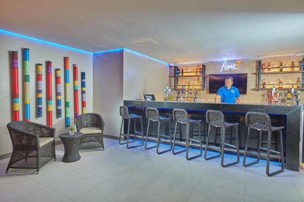 Lounge nebo bar v ubytování Belmont Hotel Mactan