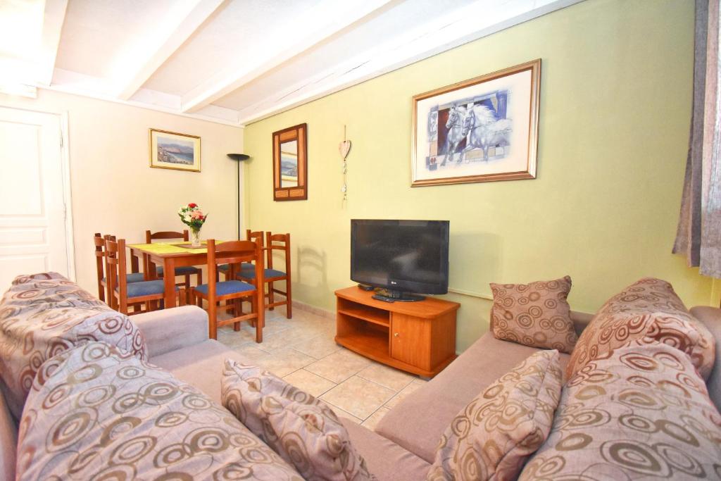 TV a/nebo společenská místnost v ubytování Mike's apartments