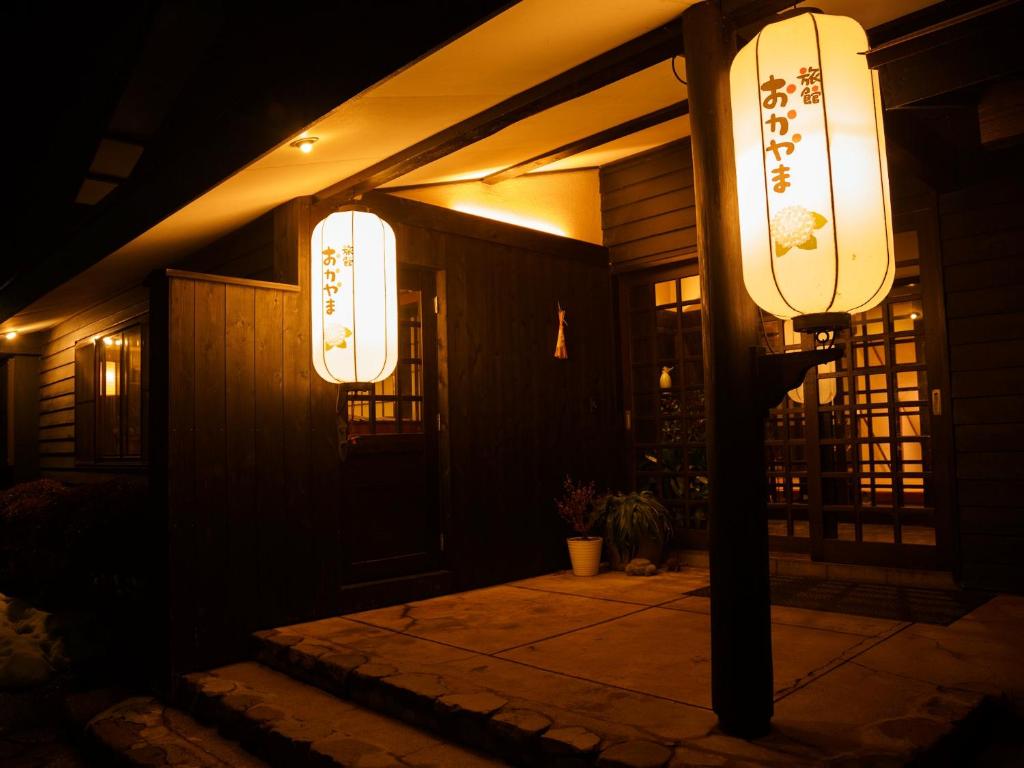 Akakura的住宿－Ryokan Okayama，夜晚门廊上的几盏灯