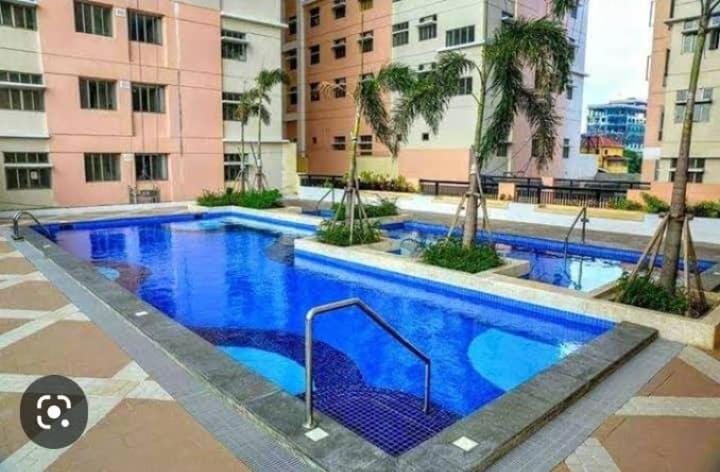 Modern Industrial 1BR Condo with Netflix and Youtube