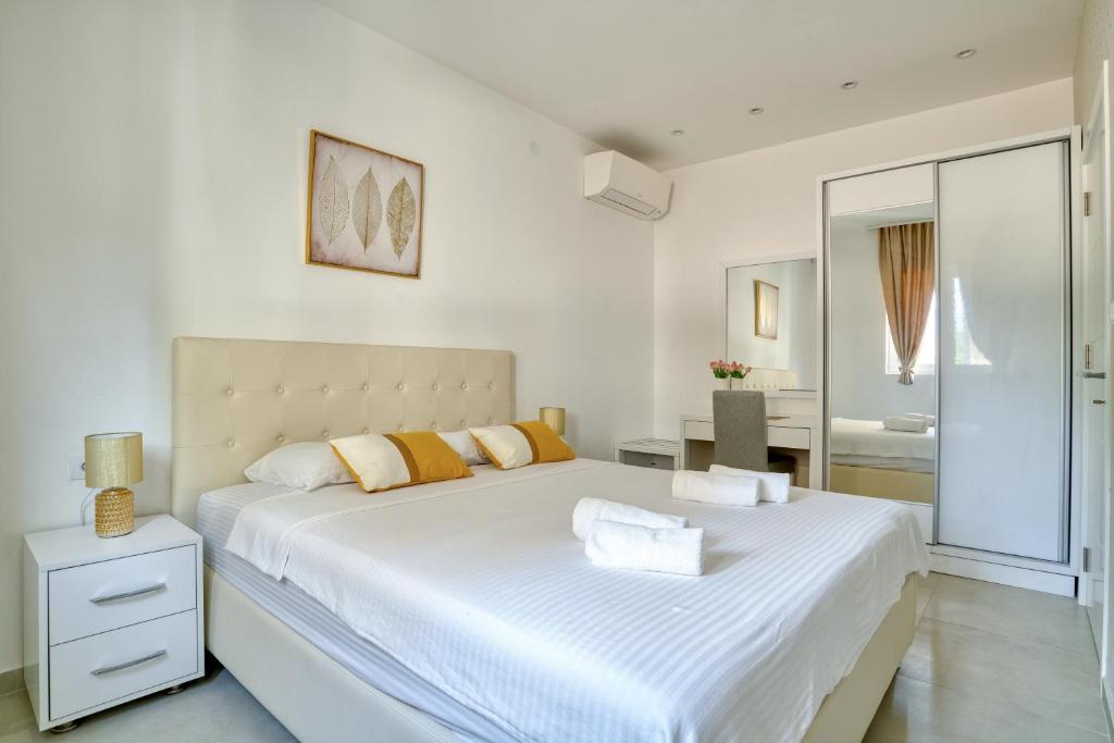Postel nebo postele na pokoji v ubytování The Golden Luxury Apartments