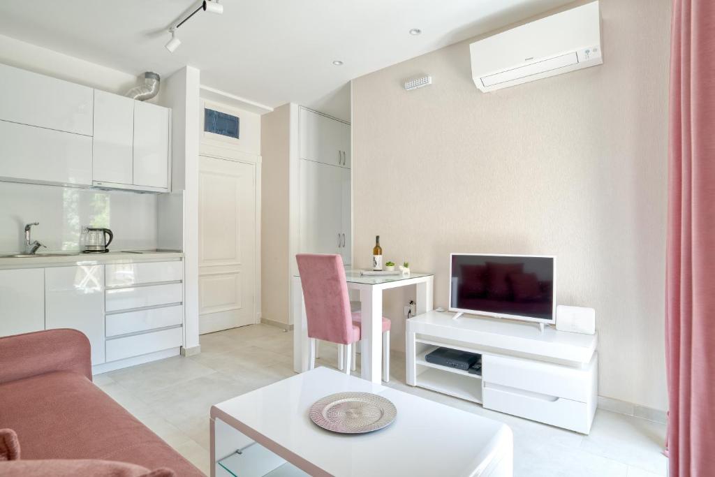 TV a/nebo společenská místnost v ubytování The Golden Luxury Apartments