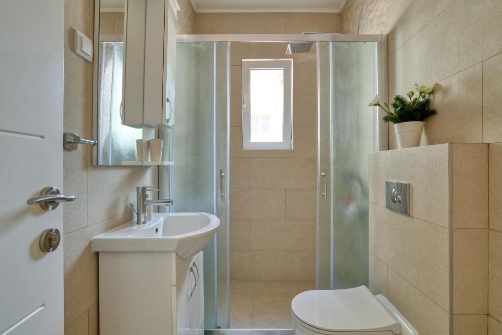 The Golden Luxury Apartments - 14