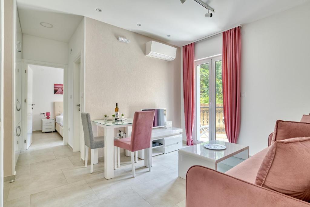 The Golden Luxury Apartments - 17