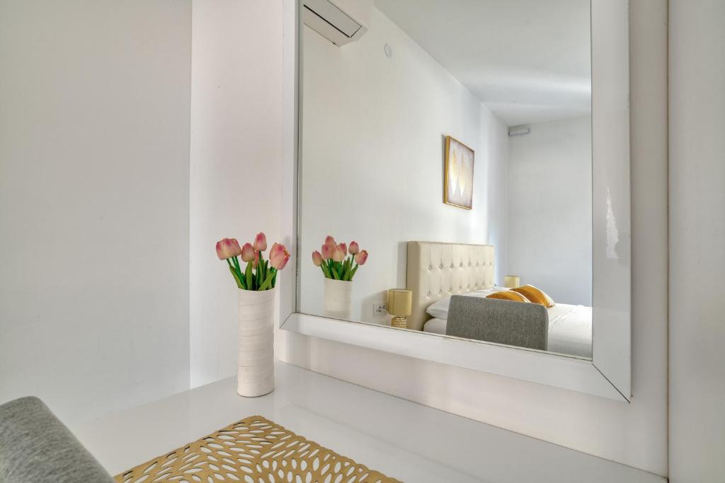 The Golden Luxury Apartments - 12