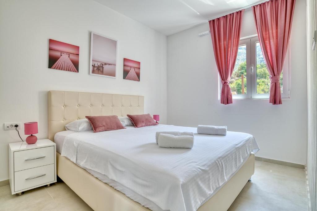 Postel nebo postele na pokoji v ubytování The Golden Luxury Apartments