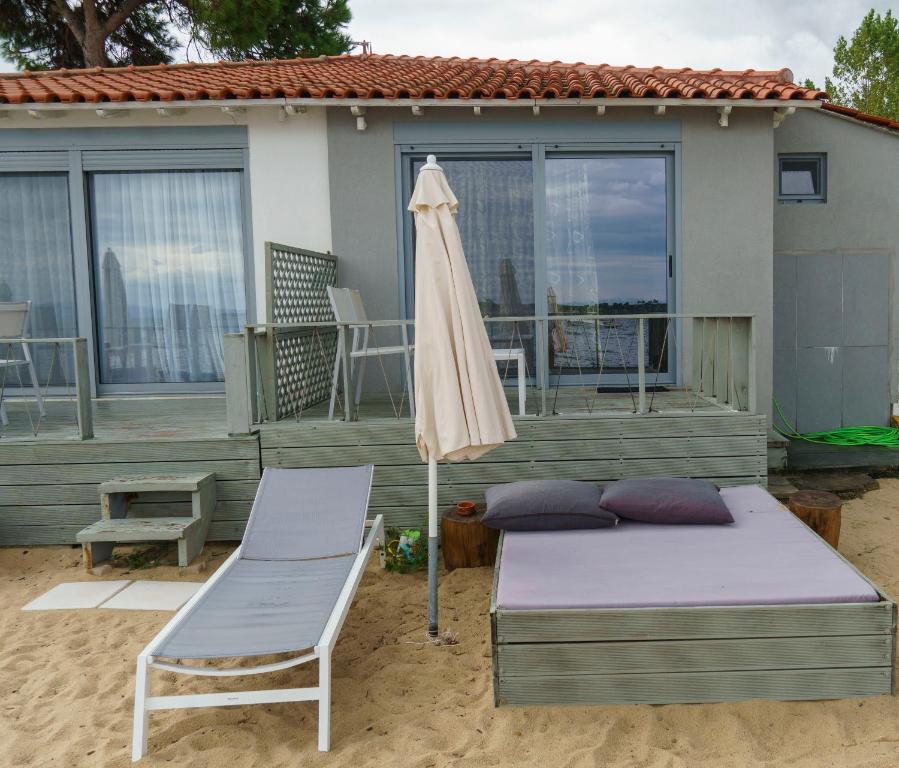 Zinozis Beach Apartments - 11