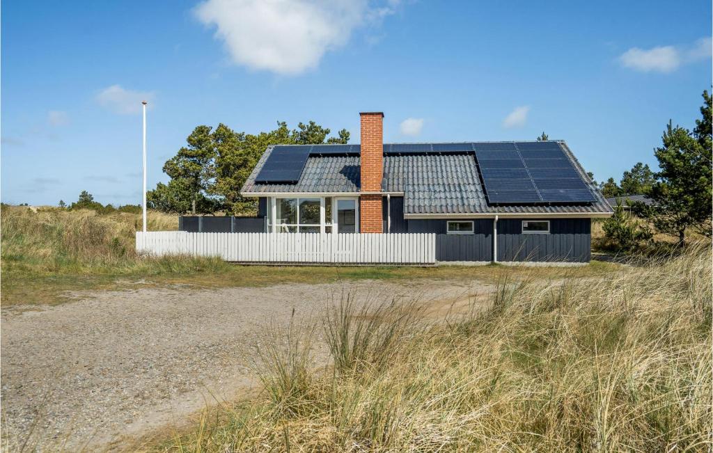 una casa con paneles solares encima en 3 Bedroom Pet Friendly Home In Blvand, en Blåvand