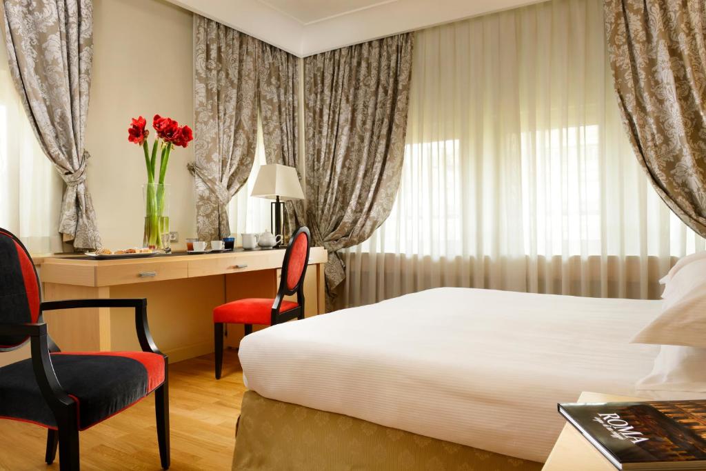 Postel nebo postele na pokoji v ubytování FH55 Grand Hotel Palatino