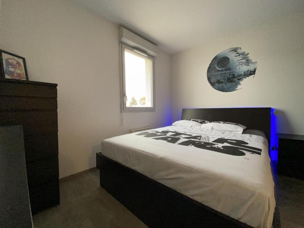 - une chambre avec un grand lit bleu clair dans l'établissement Le Skywalker : T2 avec parking & balcon, à Toulouse