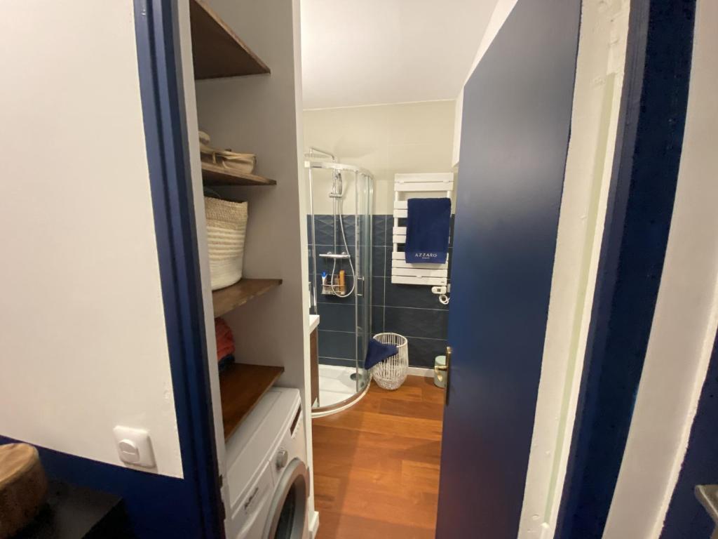 pokój z drzwiami otwierającymi się na pralnię w obiekcie Le Saint Cyp - Briques et Charme à Toulouse w Tuluzie