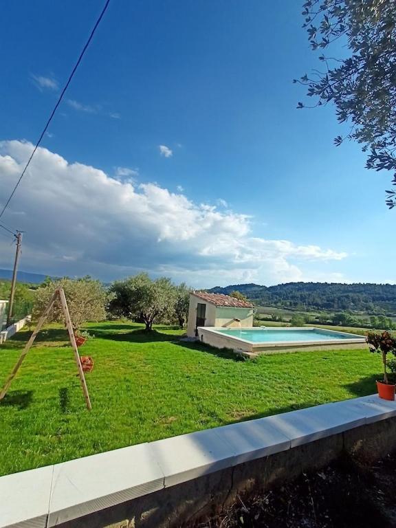 vistas a un patio con piscina en country house 5 minutes from the foot of Ventoux en Mormoiron