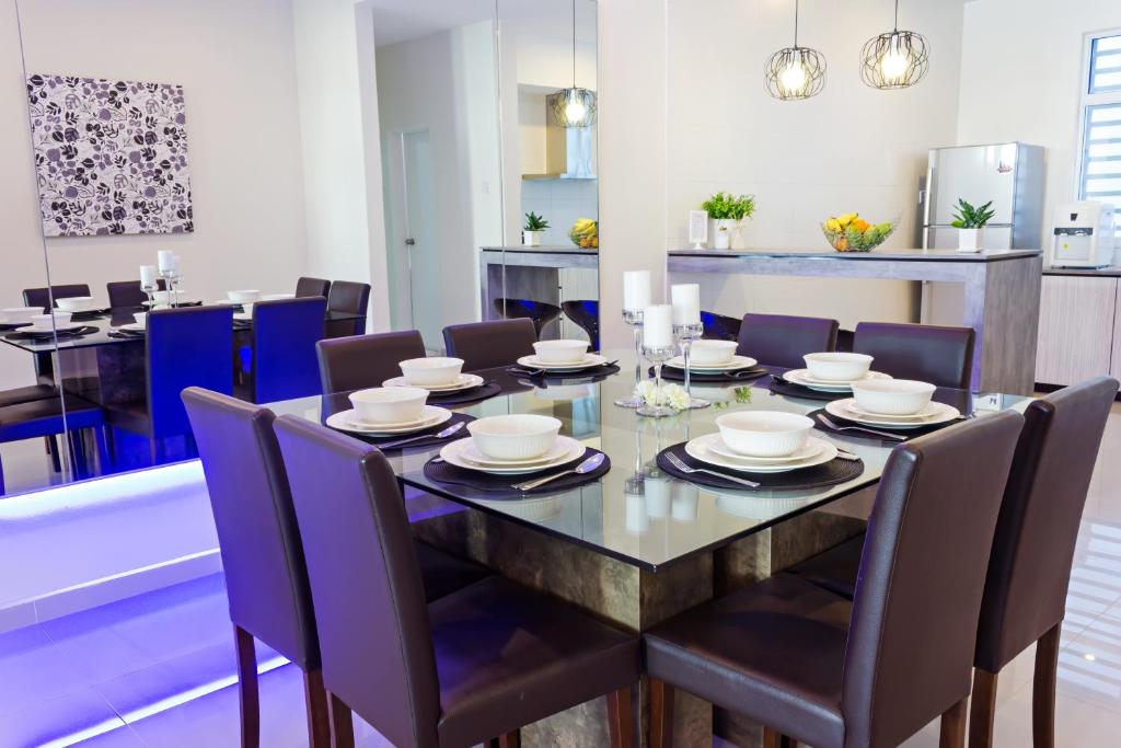 峇都丁宜的住宿－峇都丁宜檳城三葉草海灘別墅酒店，一间带桌椅的用餐室