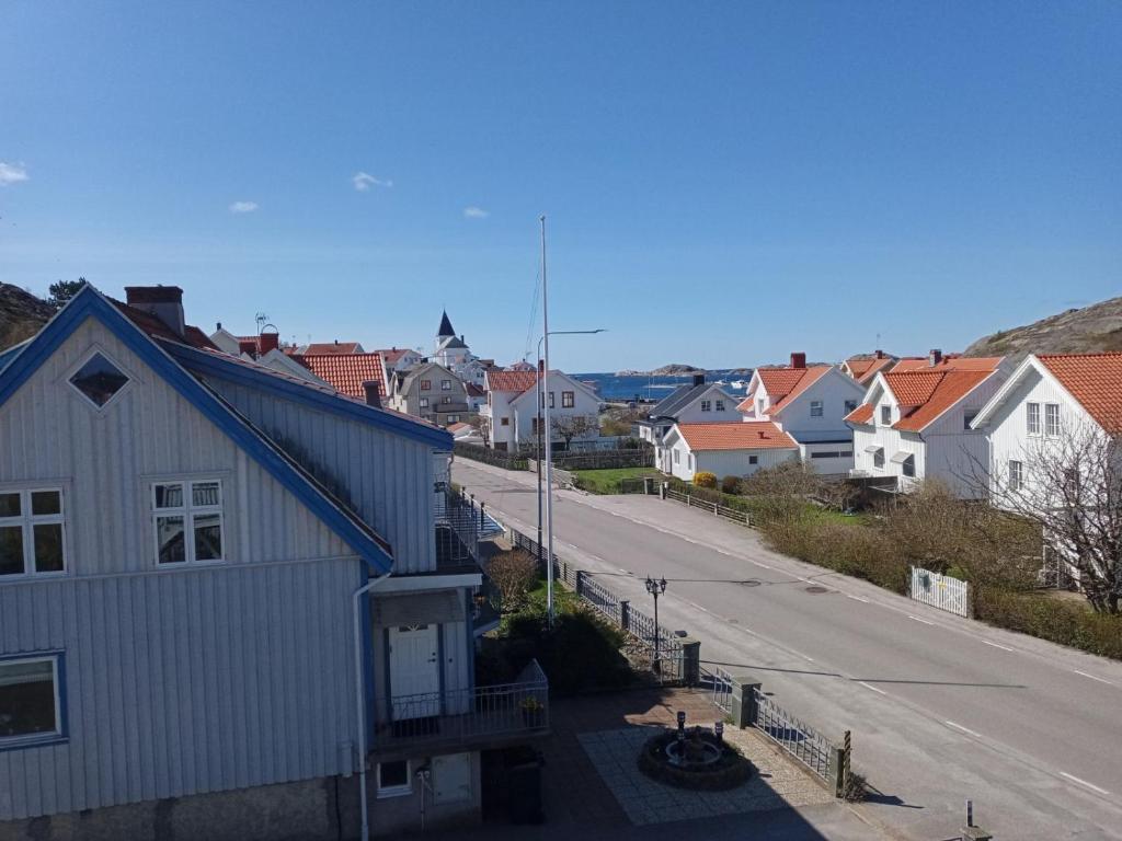 widok na miasto z domem i ulicą w obiekcie West coast villa with sea view w mieście Skärhamn