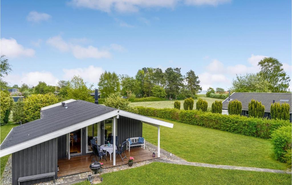 een klein huis met een terras en een tuin bij 3 Bedroom Stunning Home In Odder in Odder