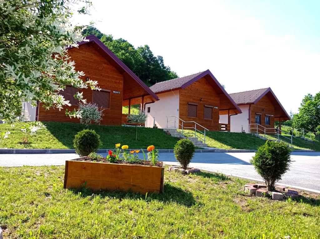 ein Haus mit Garten davor in der Unterkunft Sherwood resort in Bihać