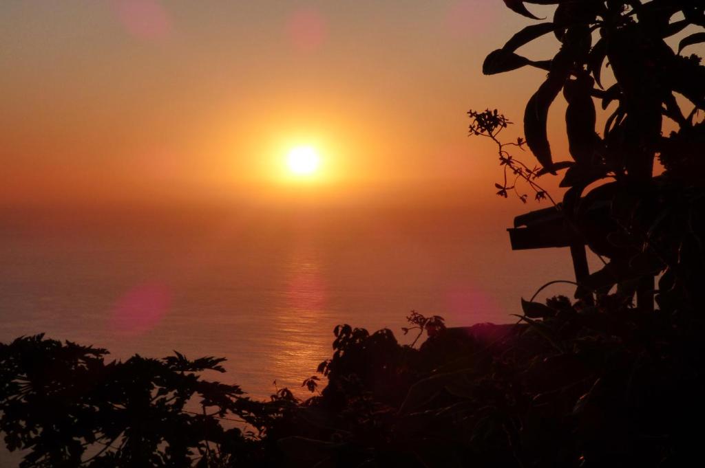 una puesta de sol sobre el océano con el sol en el cielo en Manuela, en Fuencaliente de la Palma