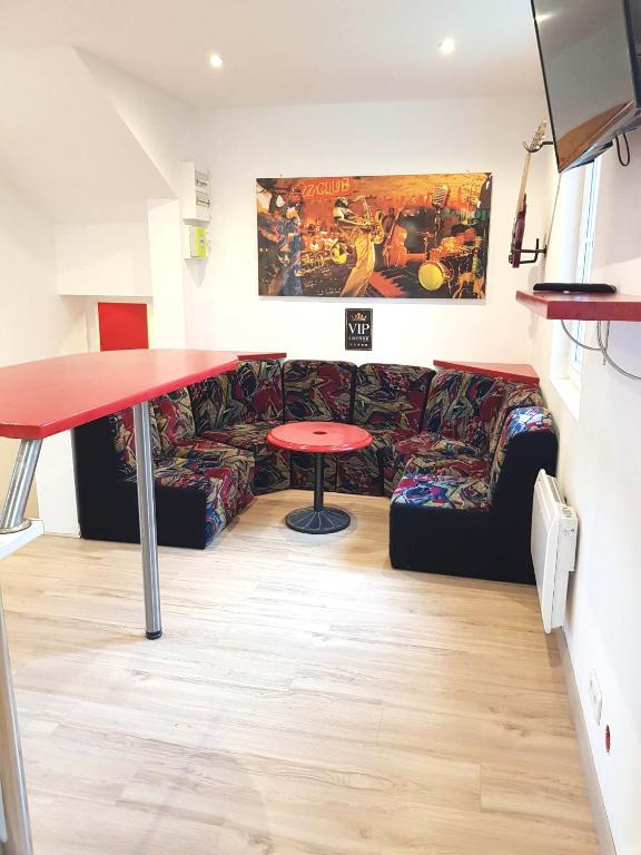 un salon avec un canapé et une table dans l'établissement 05 - Très joli 3 pièces neuf 2 chambres, logement tout équipé pour 1 à 4 personnes maximum, vue sur jardin avec parking privatif, grand fourgon possible, tout le linge de maison est fourni, à Annesse-et-Beaulieu