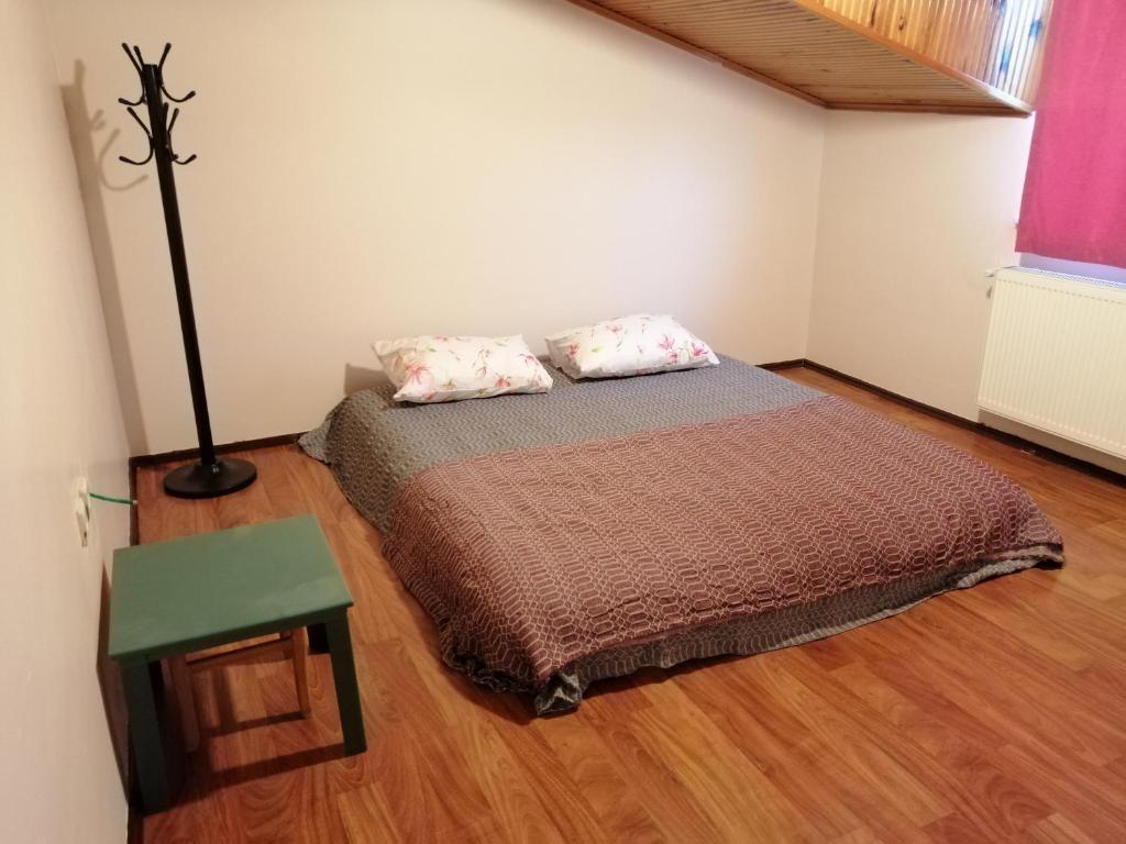 ein Schlafzimmer mit einem Bett mit zwei Kissen darauf in der Unterkunft İstanbul Havalimanı 30 Dakika in Sultançiftliği Köyü