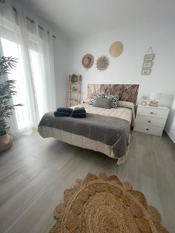 ein Schlafzimmer mit einem großen Bett und einem Teppich in der Unterkunft Apartamento Victoria A in Fuente Obejuna