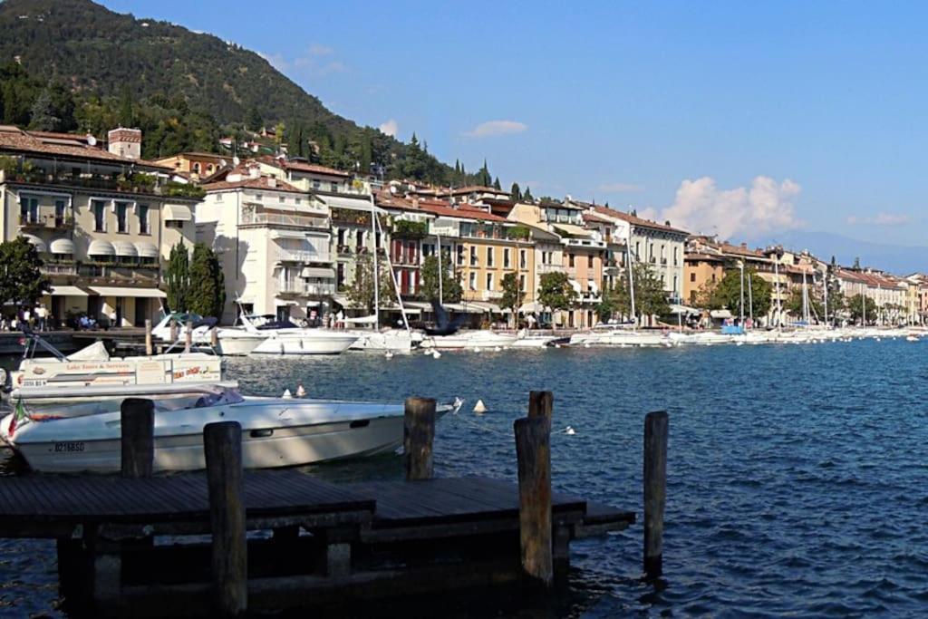 een boot is aangemeerd op een dok in het water bij Casa Anna Big House Near Lake Garda and Centre in Salò