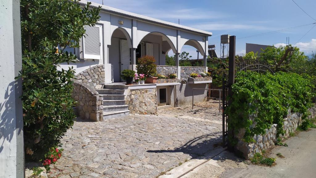 uma casa com um portão em frente em Corinas Holiday House em Chania Town