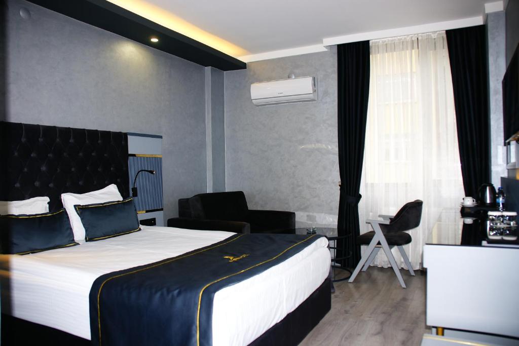 Een bed of bedden in een kamer bij ALFİN OTEL
