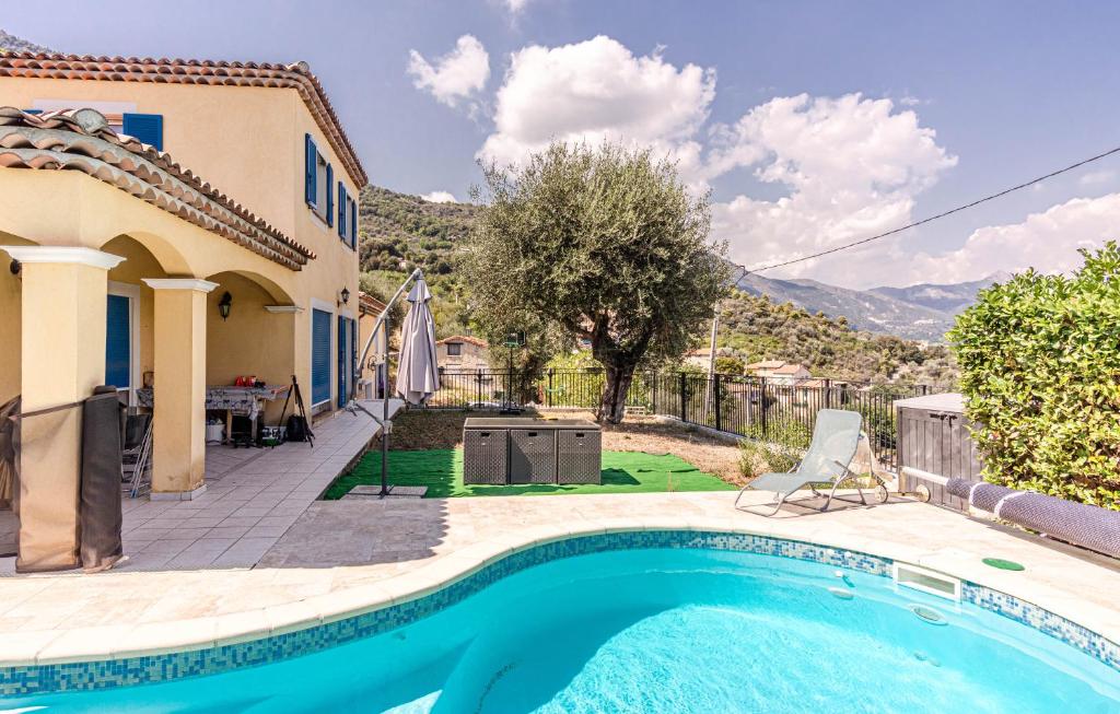 eine Villa mit einem Pool und einem Haus in der Unterkunft Maison provençale familiale au calme avec piscine in Chateauneuf Villevieille