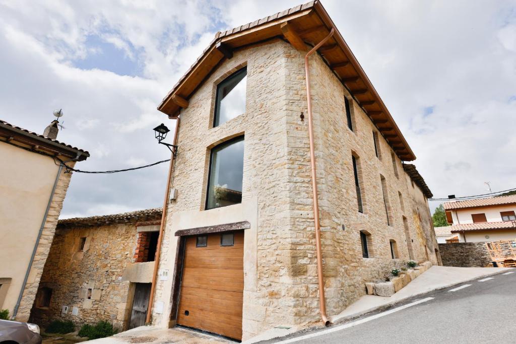 un gran edificio de ladrillo con puerta de madera en Casa Rural Atabe Etxea, 