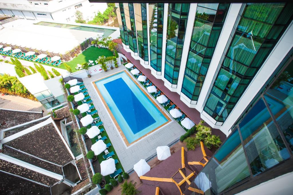 uma vista superior de uma piscina num edifício em The Empress Hotel - SHA Extra Plus em Chiang Mai