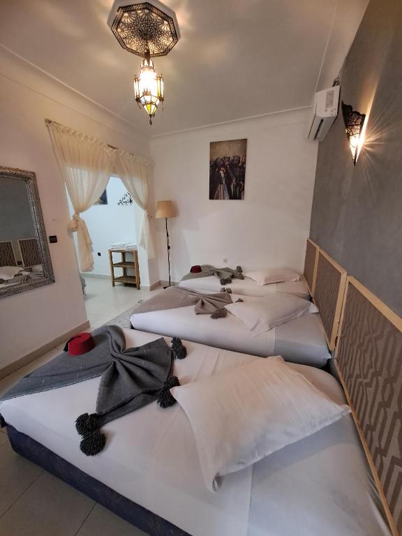 Postel nebo postele na pokoji v ubytování El Kennaria