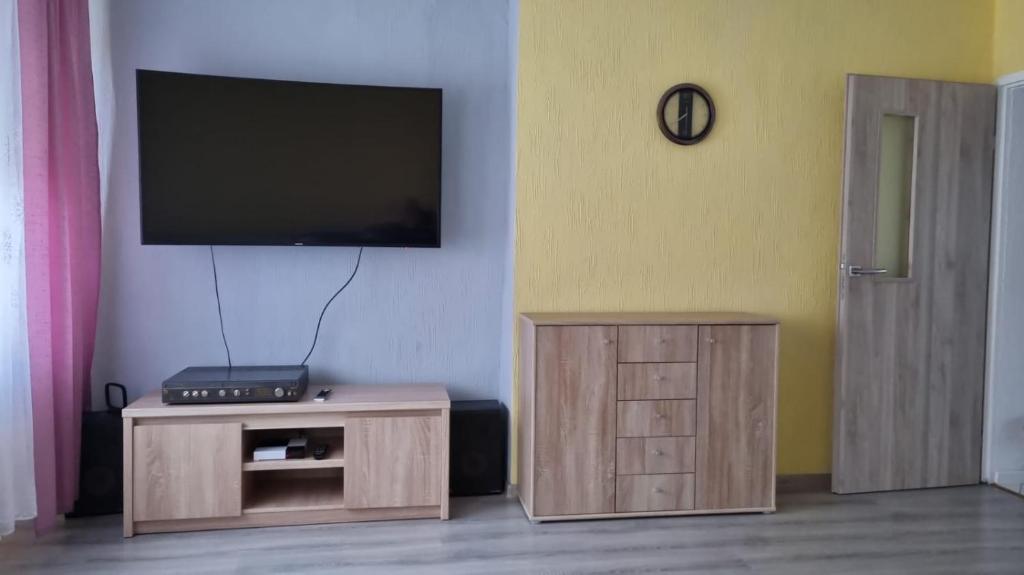 a living room with a flat screen tv on a wall at Mieszkanie przy parku in Świnoujście