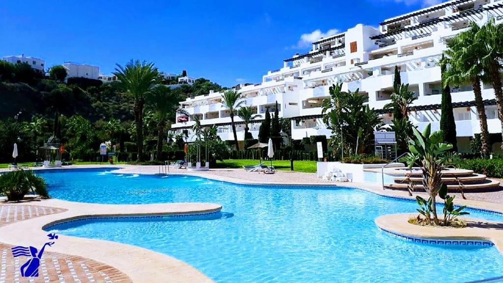 uma grande piscina em frente a um edifício em Spirit of Mojacar Playa Resort 'Casa Juana' em Mojácar