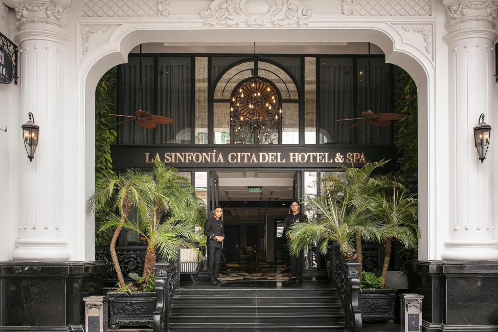 河內的住宿－La Sinfonía Citadel Hotel and Spa，站在酒店入口处的男人