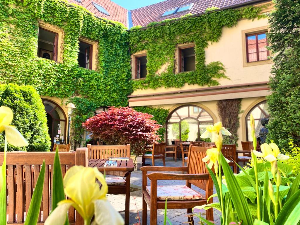 Zahrada ubytování Hotel Octarna - Free parking