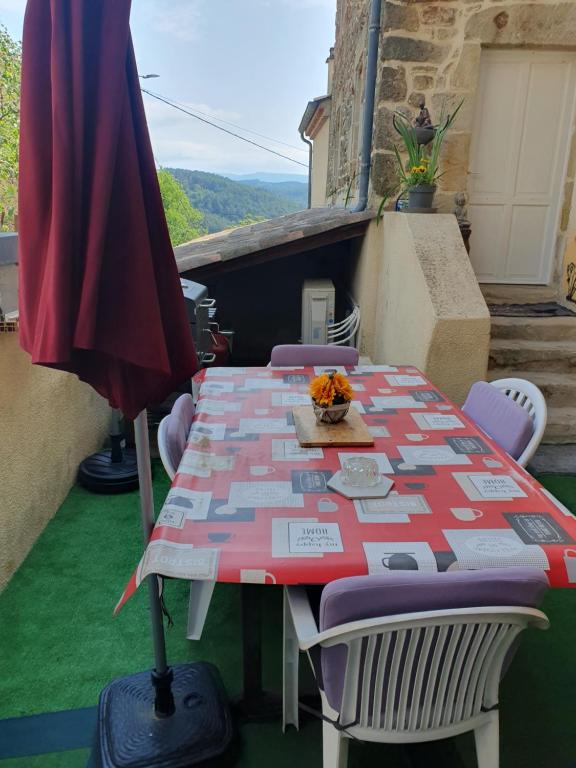 Balkón nebo terasa v ubytování AUBENAS, VALS LES BAINS, LABEGUDE, Maison de vacances Bensylv' entière privatif de 130 M2 4 lits 3 chambres pour 4 adultes et 2 enfants