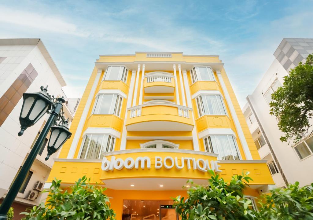 een geel gebouw met een bord erop bij Bloom Boutique - Connaught Place Area in New Delhi