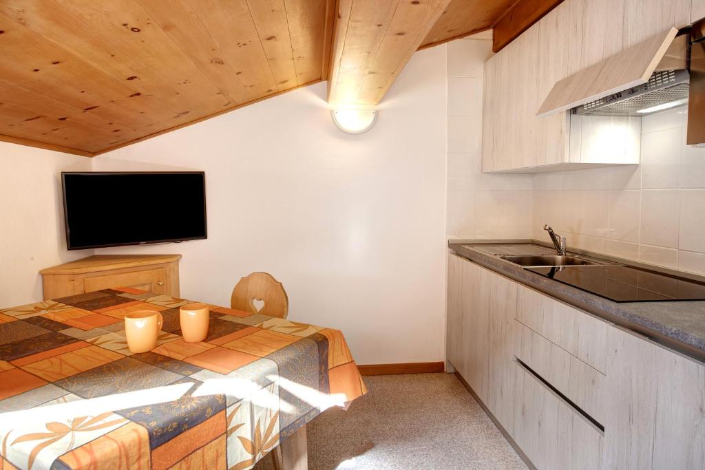 a kitchen with a sink and a table with candles at Appartamenti Elisabetta n2 in Livigno
