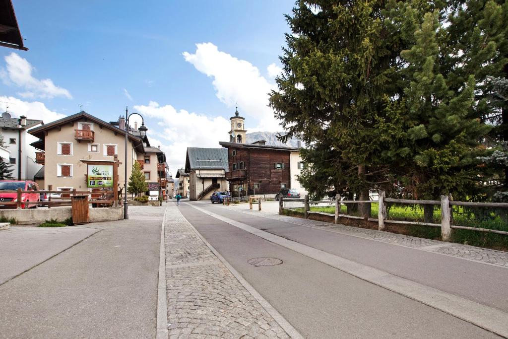an empty street in a town with a building at Appartamenti Elisabetta n2 in Livigno