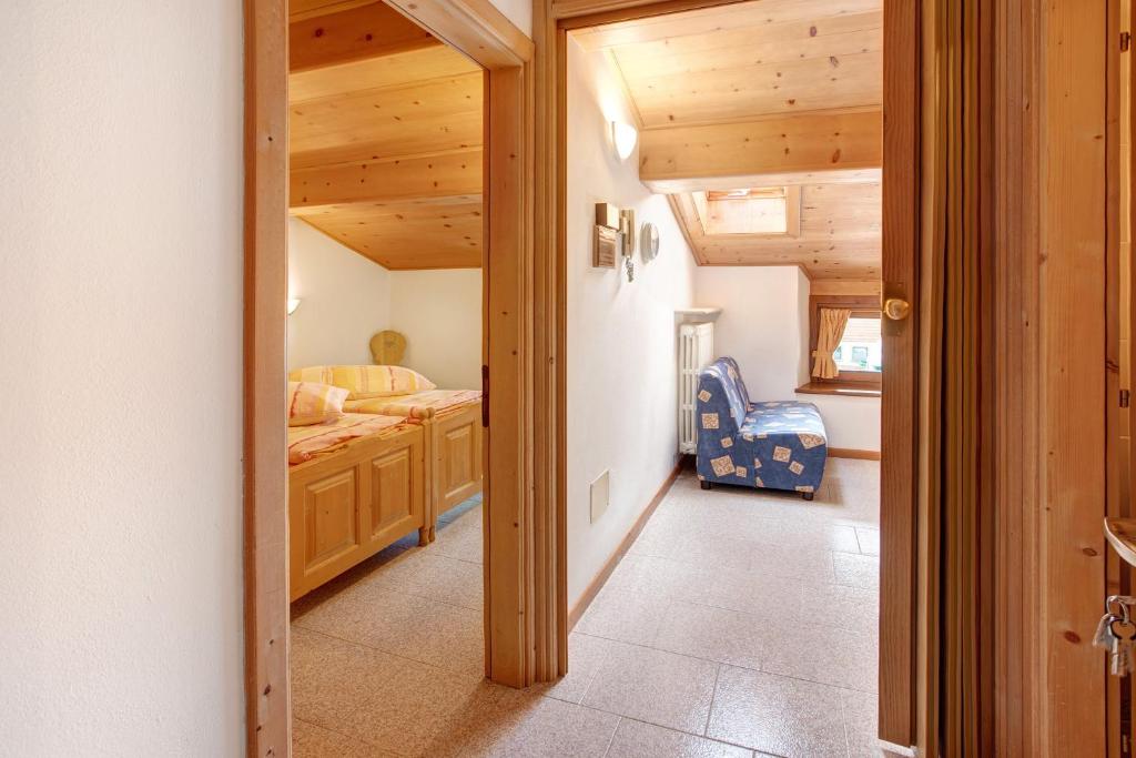 a room with a bedroom and a bed at Appartamenti Elisabetta n2 in Livigno
