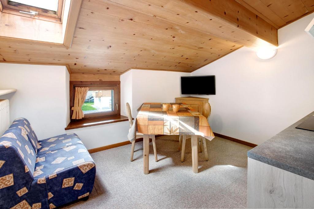 a small living room with a table and a tv at Appartamenti Elisabetta n2 in Livigno
