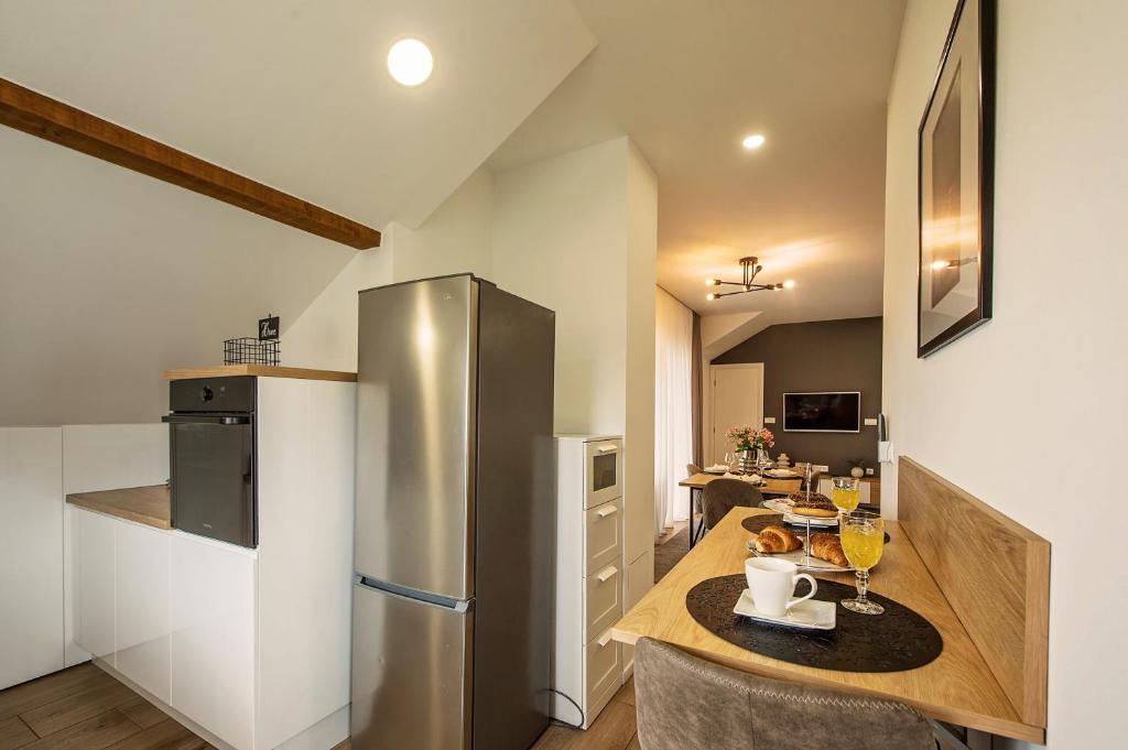 Kuchyň nebo kuchyňský kout v ubytování Apartman I & J