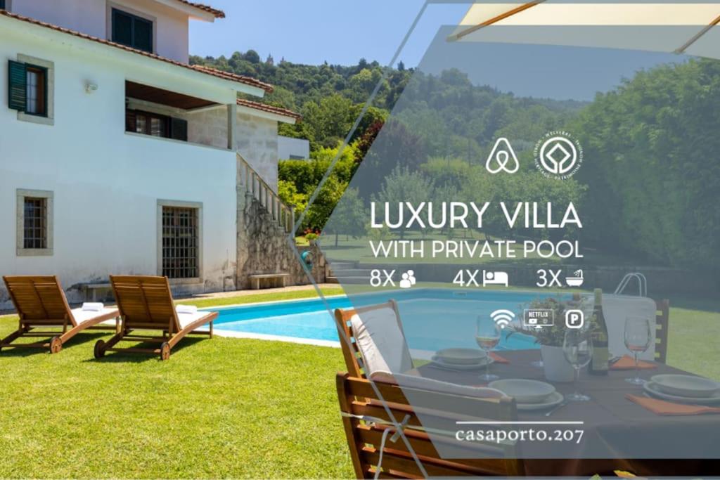 uma villa com uma piscina, uma mesa e cadeiras em casabraga.207 - Villa with Pool Bom Jesus em Braga