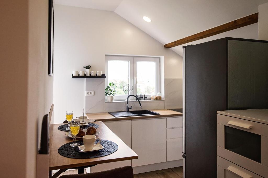 Kuchyň nebo kuchyňský kout v ubytování Apartman I & J